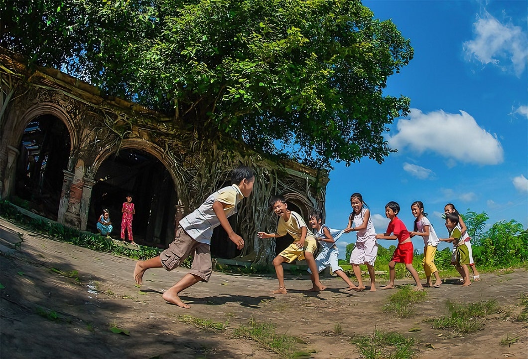 The game is usually played outdoors, especially during festivals, school recess, or community gatherings, often with singing, clapping, and joyful chaos all around